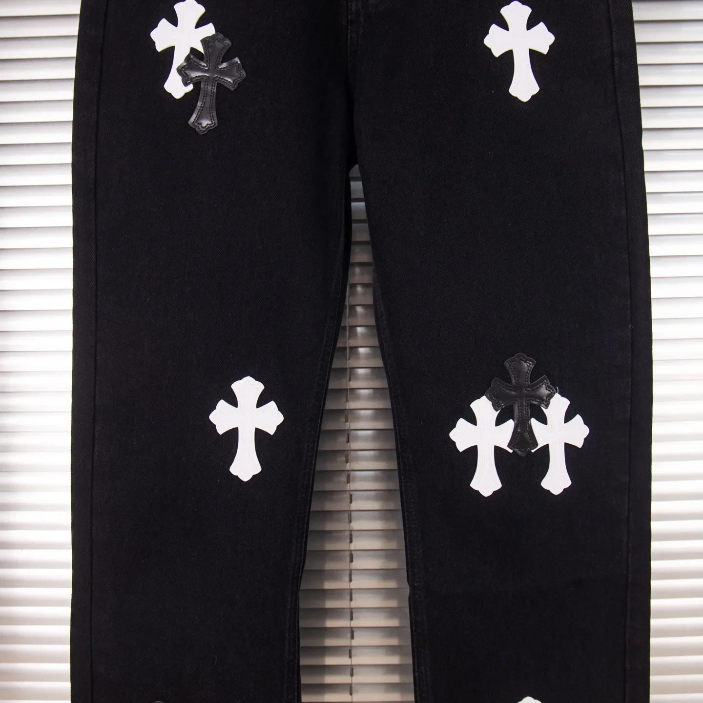 P260 Chrome Hearts Black Pants Sanskrit Black and White Patch Leather Jeans CH jeans need to be washed and then disassembled and hand-stitched with sheepskin cross leather and then spliced ​​together to complete. The whole piece has too many craftsmanship to explain, patchwork cross pattern embellishment, high-waisted washed jeans! ! Absolutely high-end luxury products, god-level single products and super popular products, made with top heavy industry, a must-see magic weapon. Customized hardware. The fabric is thick and soft after washing. It has good breathability. Customized small leather label. Unique design. The details are simple and elegant, and the workmanship is exquisite. The entire trousers are neatly routed and the details are in place! It’s so cool that both men and women can easily control the genderless trend! Style number: 1875# Color: black Size: 28 30 32 34